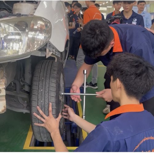 WD-40 ứng dụng trong ô tô