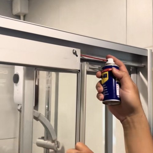 บานเลื่อนกระจกติดขัดฉีดด้วยWD-40