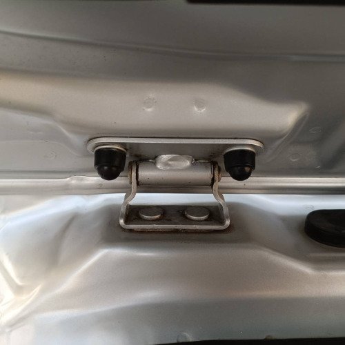 清潔汽車尾門鉸鏈上白鯉潤滑脂包護免的生銹