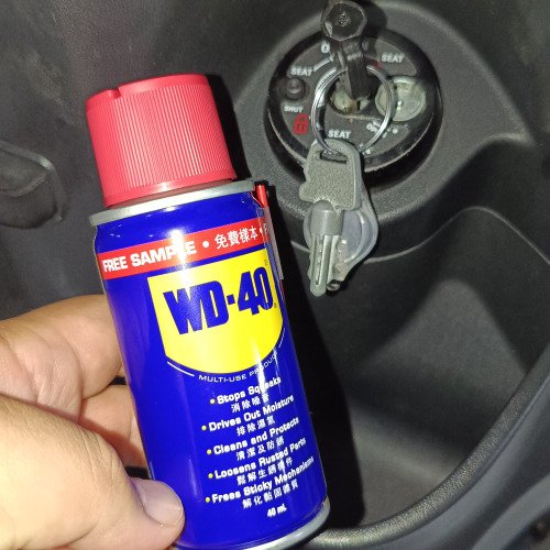 洗車、下雨過後鑰匙孔就卡卡？WD-40 一噴就順