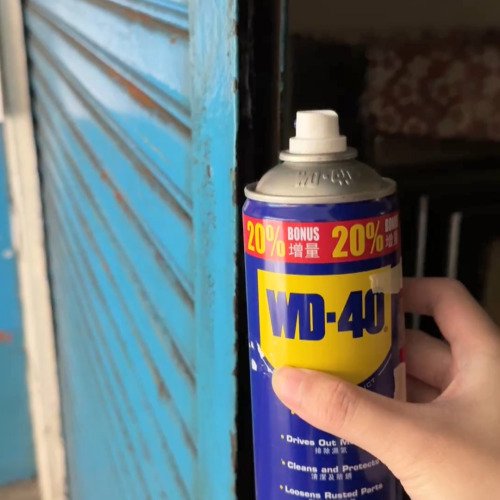 鐵捲門保養小技巧｜WD40讓軌道恢復滑順