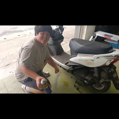 使用wd40潤滑摩托車飛旋踏板