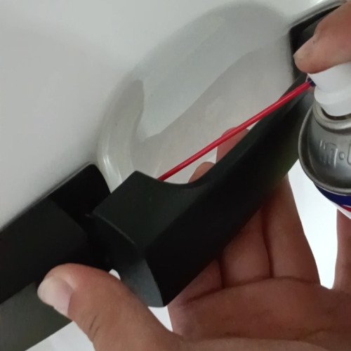 使用wd40潤滑汽車車門把手讓他恢復順暢