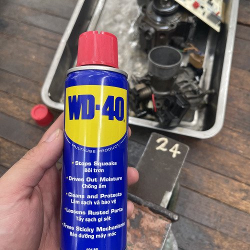 Sử dụng WD-40 bảo dưỡng động cơ ô tô