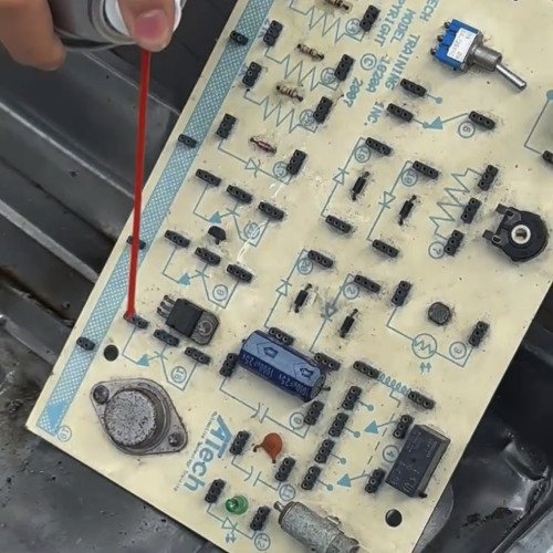 WD-40. Vệ sinh bo mạch