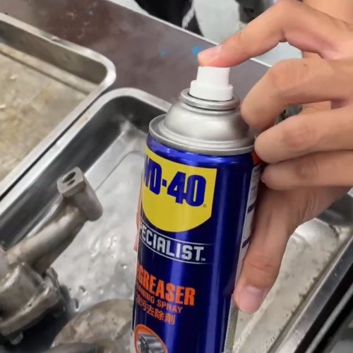 WD-40.Đánh bay vết bẩn