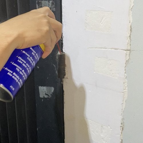 Bôi trơn khớp cửa với WD-40