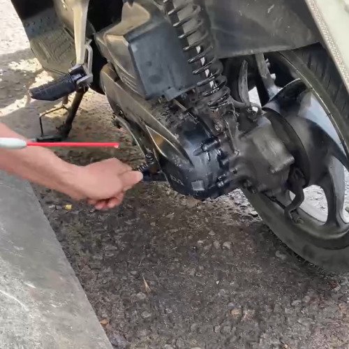 Bôi trơn khớp xe với WD-40