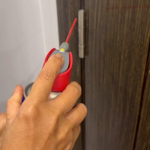 Làm sao để bản lề cửa gỗ đóng mở mượt hơn?