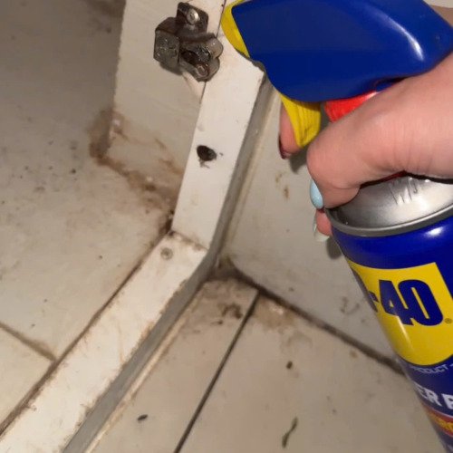 Đừng để bản lề khô làm việc đóng mở trở nên khó chịu!
