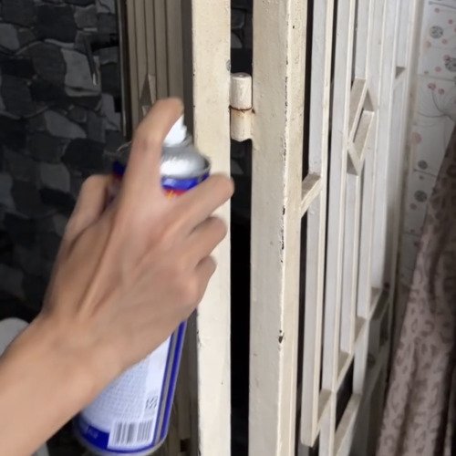 Cánh cửa kêu cót két