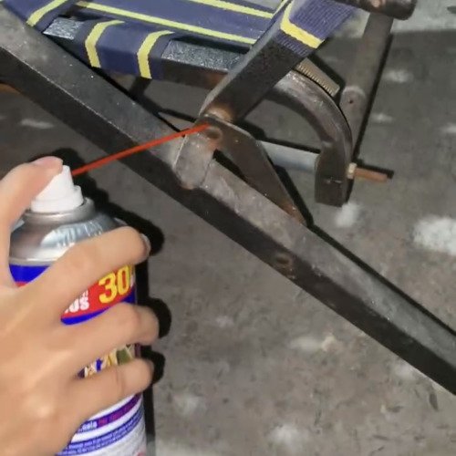 Chiếc ghế bà hay ngồi bị hư?