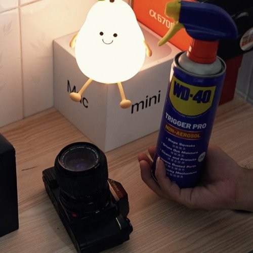 Chiếc máy ảnh kể chuyện bằng hình ảnh, còn WD-40 giúp nó kể lâu hơn.